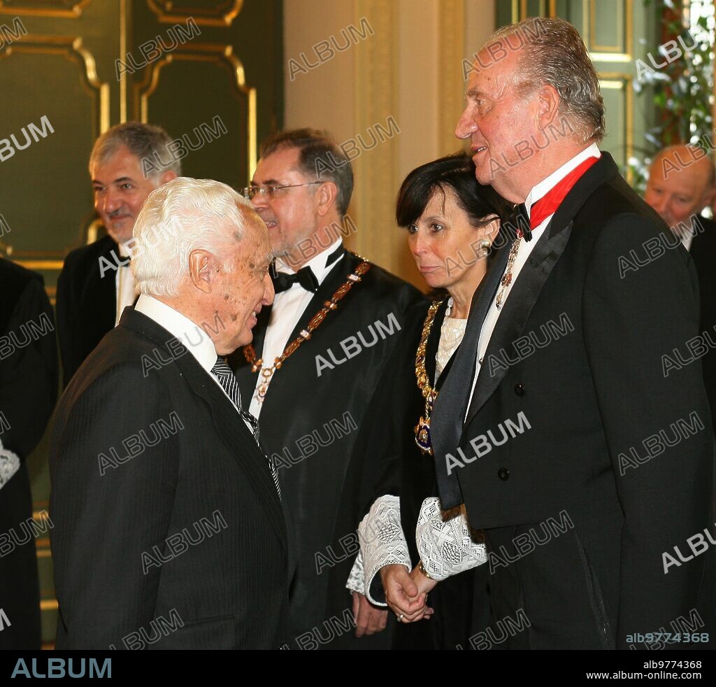 MADRID, 17/09/07.- El rey Juan Carlos, junto al presidente del Consejo
General del Poder Judicial (CGPJ), Francisco José Hernando (6i) hoy
durante el acto de apertura de los Tribunales que da inicio al nuevo
año judicial celebrado en el Tribunal Supremo en Madrid..-foto ernesto
agudo.archdc.