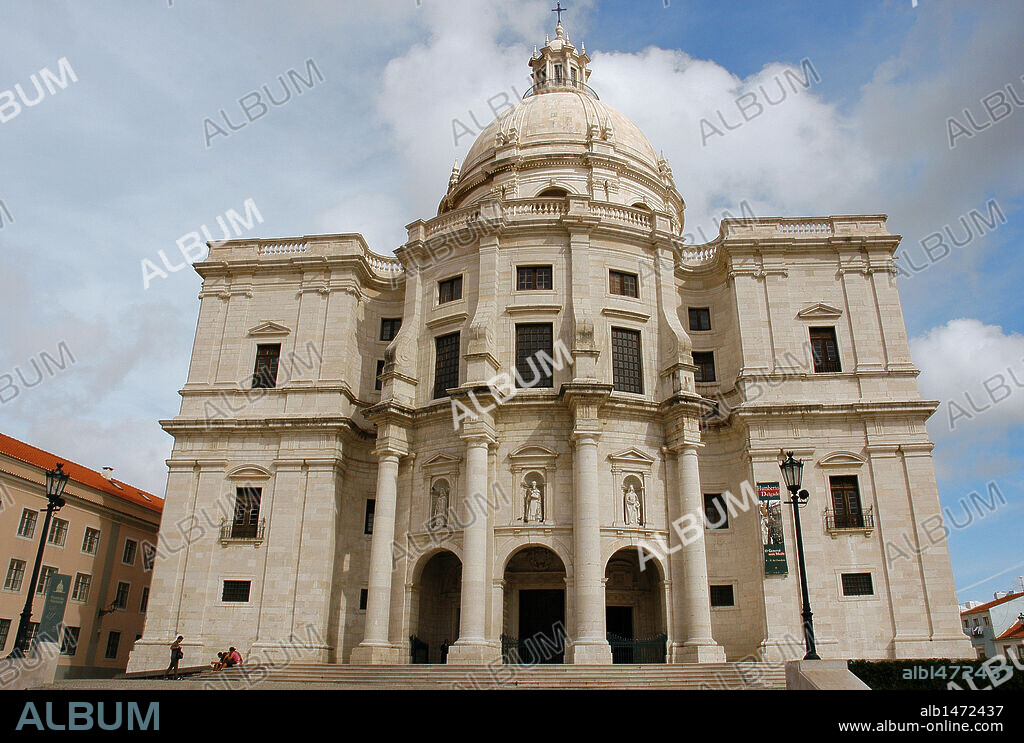 PORTUGAL. LISBOA. Vista de la IGLESIA-PANTEON DE SANTA ENGRACIA, de estilo barroco portugués. Fundada en el s. XVI y reedificada en el s. XVII por Joao Antunes. La entrada al templo se realiza a través de un pórtico situado en la fachada principal y diseñado por Claude LAPRADE. Sobre el cuerpo de la iglesia se levanta el TAMBOR de la cúpula rematado por LINTERNA. Habilitada como PANTEON NACIONAL de los personajes ilustres portugueses.