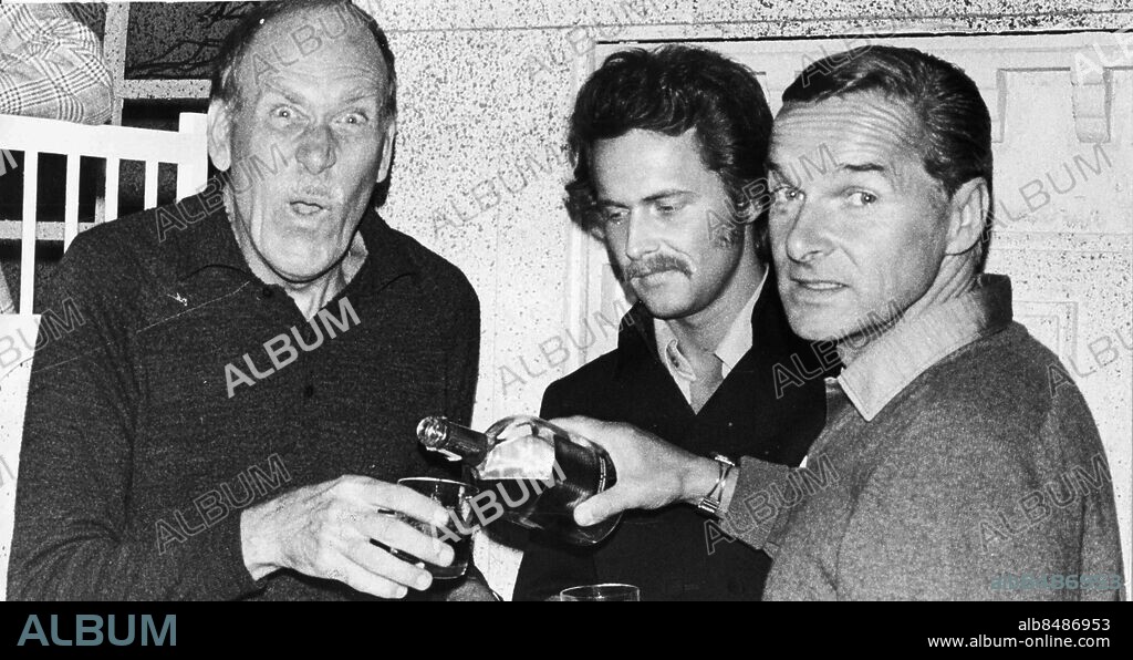 GÖTEBORG 1983-08-24.. Herman Putte Ahlsell häller upp åt Torsten Lilliecrona medan en journalist tittar på *** Local Caption *** GP Foto: Åke Silfversparre / Kamerareportage / TT / Kod: 2524.