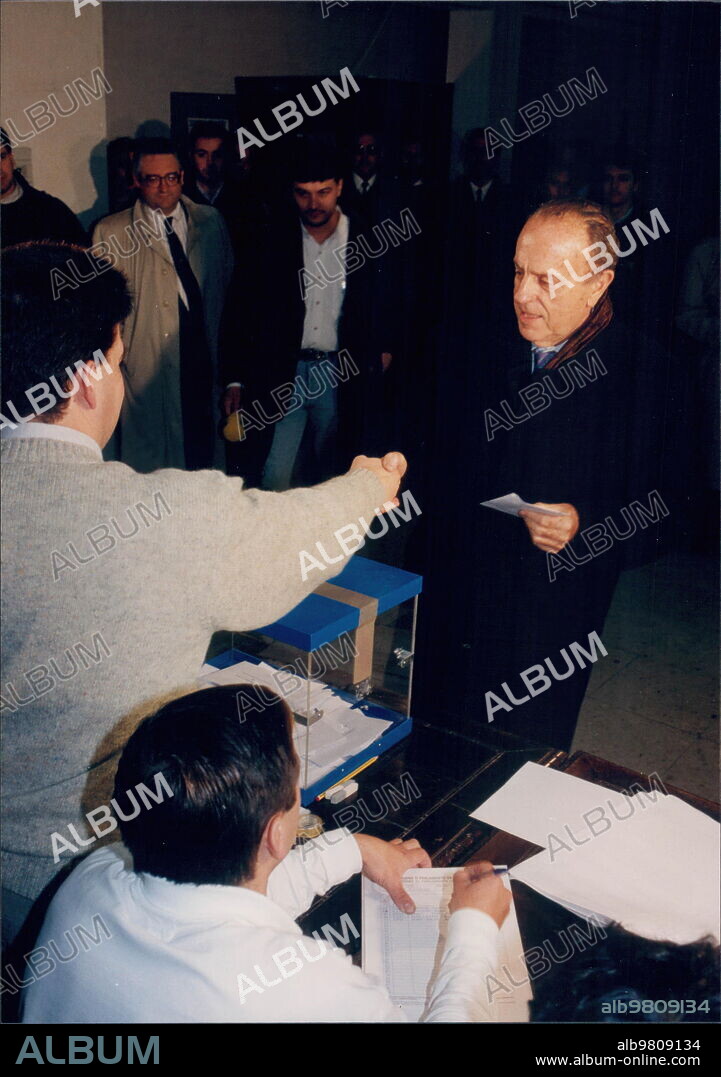 Elecciones Autonómicas Gallegas de 1993. El Pp, con más del 50 por ciento de los Votos, Obtuvo la mayoría Absoluta. En la Imagen, don Manuel fraga Votando en Villalba.