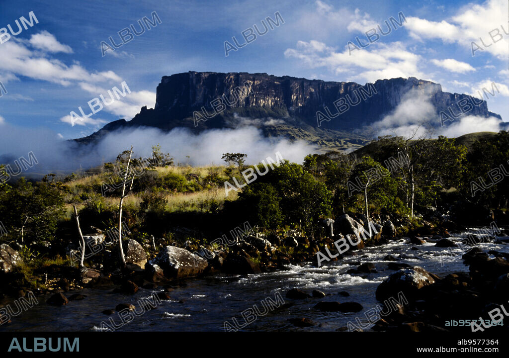 Monte Kukenan (Matawi Tepuy) y rio Kukenan. Gran Sabana. Estado de Bolivar. Venezuela.