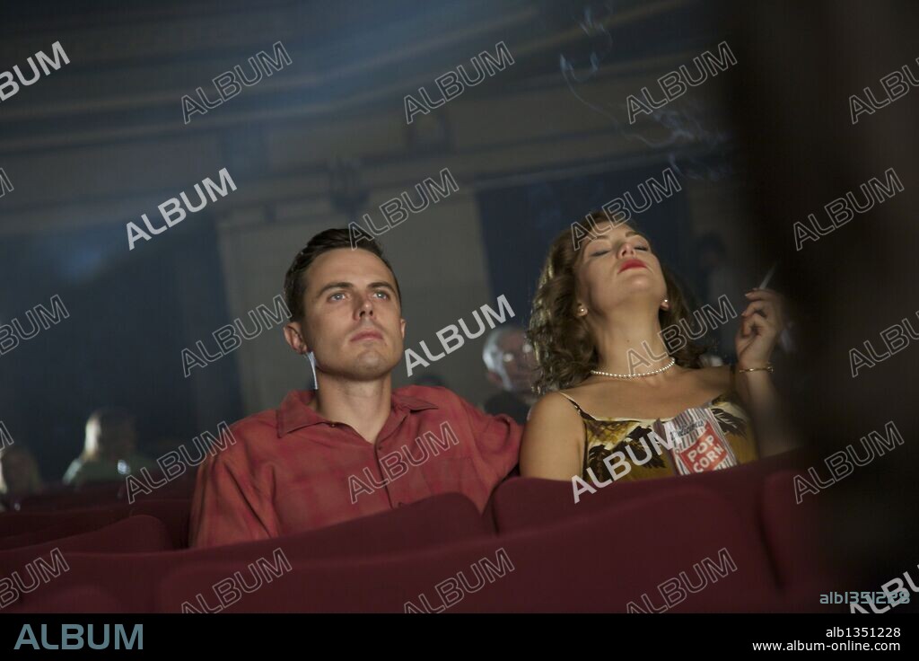 CASEY AFFLECK and KATE HUDSON in THE KILLER INSIDE ME, 2010, directed by MICHAEL WINTERBOTTOM. Copyright REVOLUTION FILMS.
