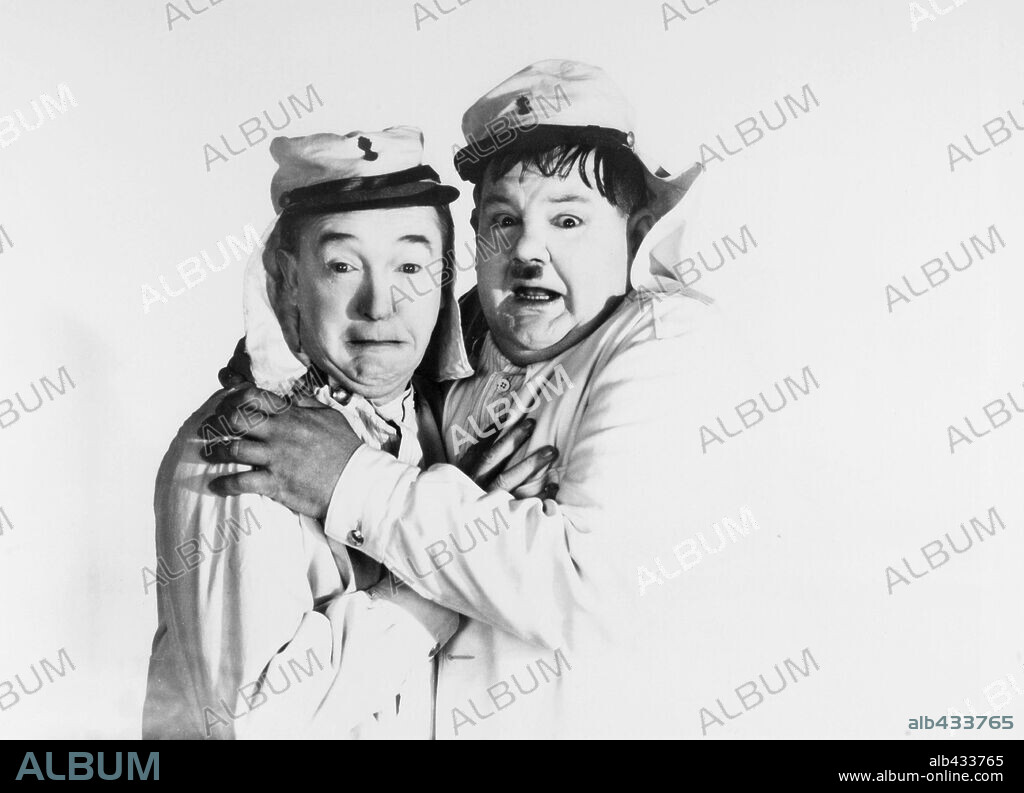 OLIVER HARDY y STAN LAUREL en LOS LOCOS DEL AIRE, 1939 (THE FLYING DEUCES), dirigida por A. EDWARD SUTHERLAND. Copyright RKO.