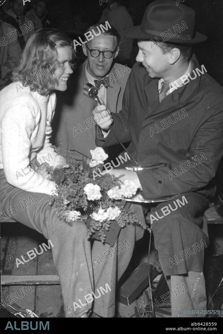 ARKIV 1945 . Förre folkpartiledaren och radioreportern Gunnar Helén har dött. Nora-Anna Larsson intervjuas av Sven Jerring och Gunnar Helen efter världsrekordet på 800 meter under SM på Stockholms Stadion. Foto: Text & Bilder / SVT / Kod: 5600. COPYRIGHT SCANPIX SWEDEN.