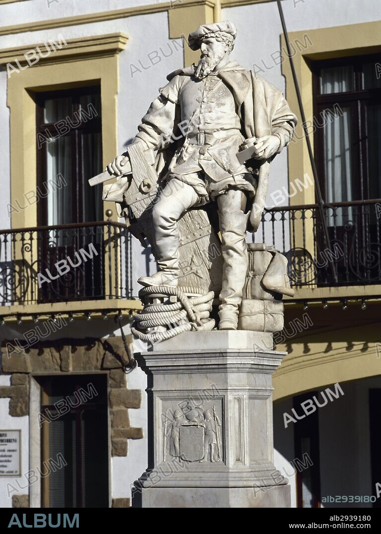 ELCANO, Juan Sebastián (Getaria, h.1476-Océano Pacífico, 1526). Navegante español. En 1522 dobló el cabo de Buena Esperanza, consiguiendo así, junto a sus hombres, ser los primeros en dar la vuelta al mundo. Monumento en su ciudad nata, frente al ayuntamiento, obra de Victorio MACHO (1887-1966). GETARIA. Provincia de Guipúzcoa. País Vasco.