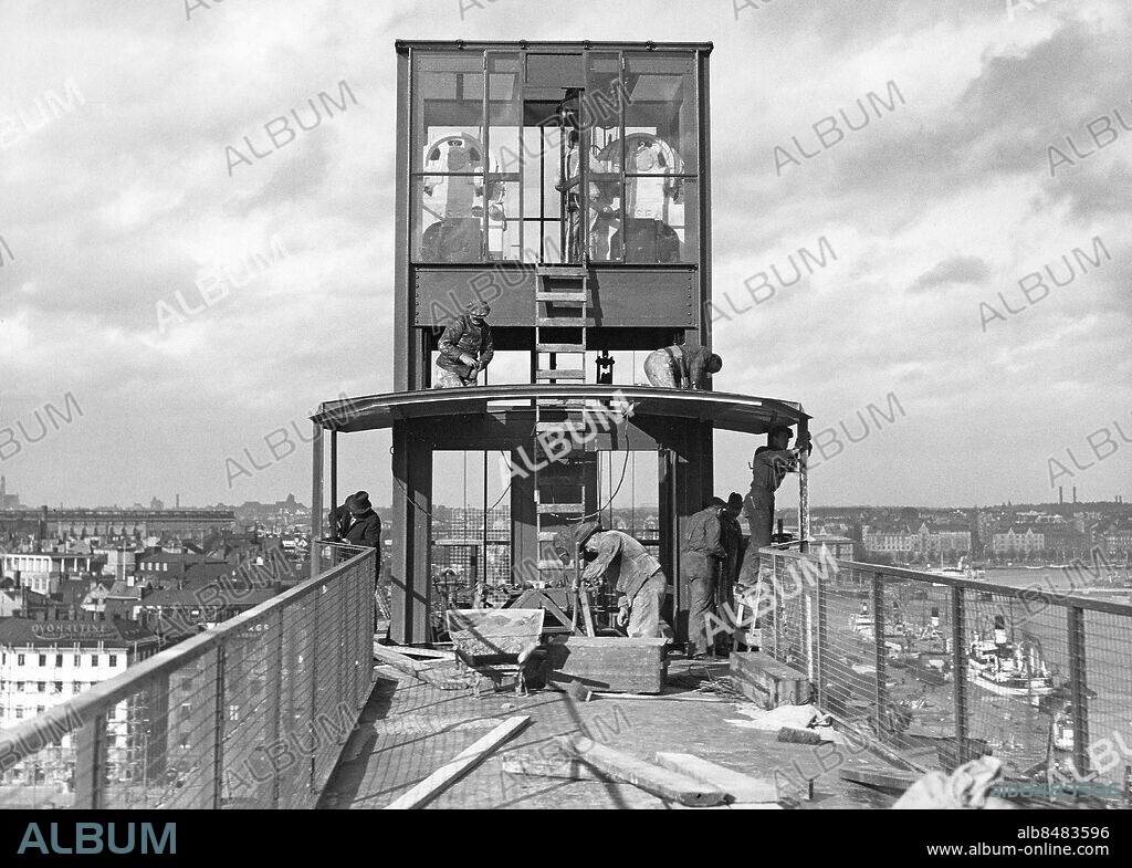 STOCKHOLM omkring 1935.. Den nya Katarinahissen färdigställs. I oktober 1935 är det dags för invigning av hissen och det helt nya Slussenområdet.. Foto: Text & Bilder / SVT / Kod: 5600. Mapp: Slussens ombyggnad 1932-1933 4568b. Stadsbilder Exteriör.