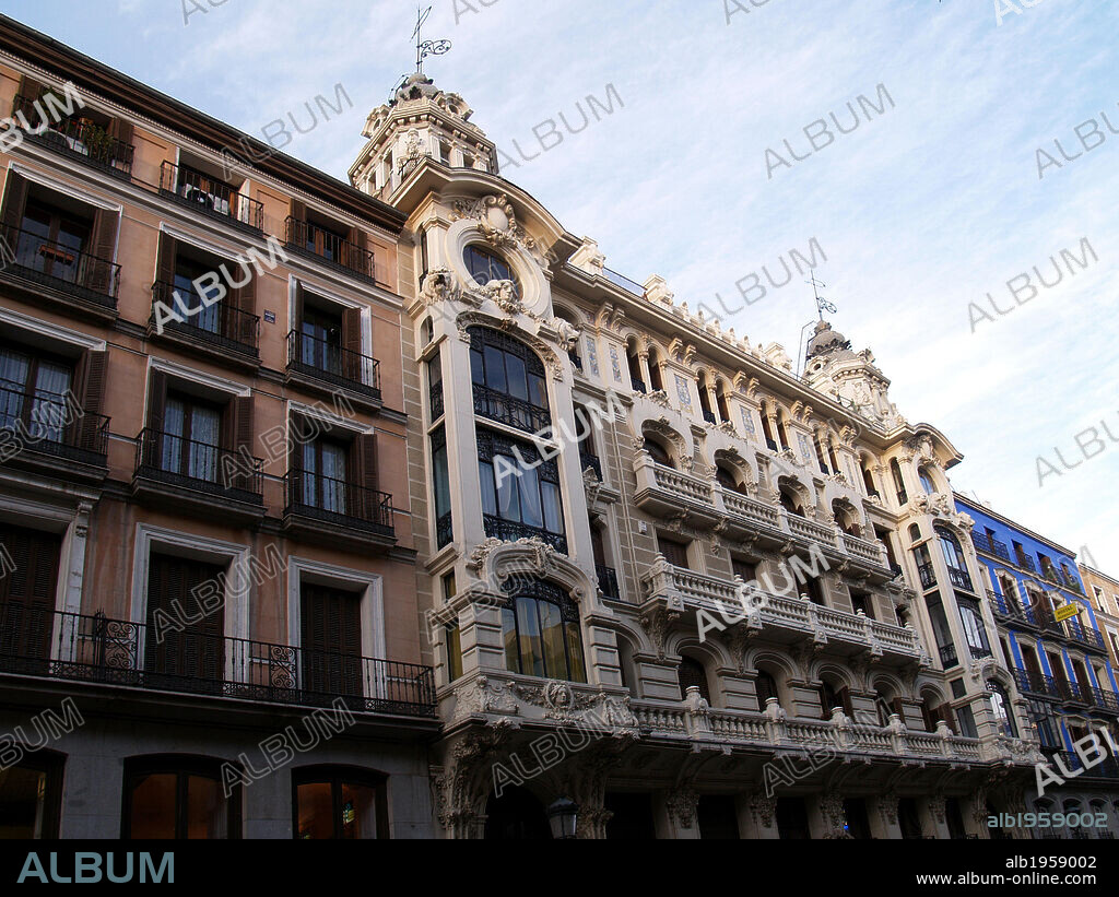 MADRID. Vista del antiguo edificio de la COMPAÑIA COLONIAL, situado en la Calle Mayor. La fachada fue proyectada por Miguel MATHET COLOMA y Jerónimo Pedro MATHET RODRIGUEZ (1907-1909). España.