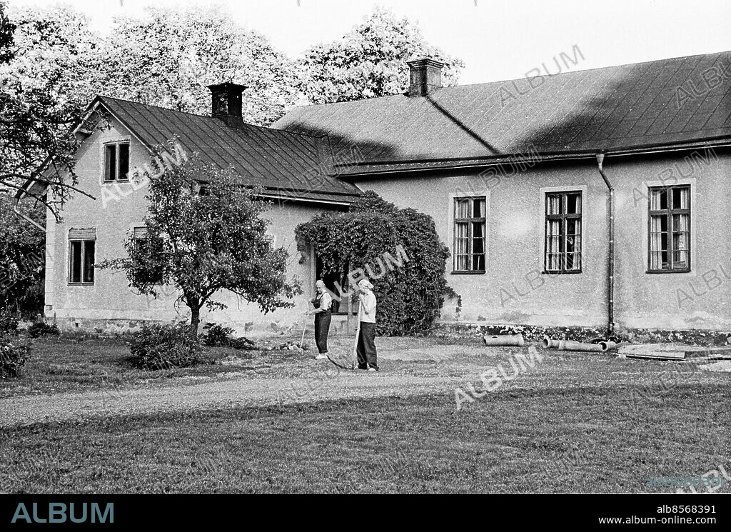 ÖVERSELÖ 1969-07-24.. Den hundraåriga Hebbelundsskolan som ska bli Överselö klostergård, där de två nunnorna syster Ingrid och syster Maj ska ta emot människor som behöver stillhet och avskildhet. Foto: Anna Asp / RiR / SVT / Kod: 5600. Bild och reportage publ. i RiR 33/69 inför TV-programmet Klosterliv idag.. RiR 19524 sv/v    . Exteriör.