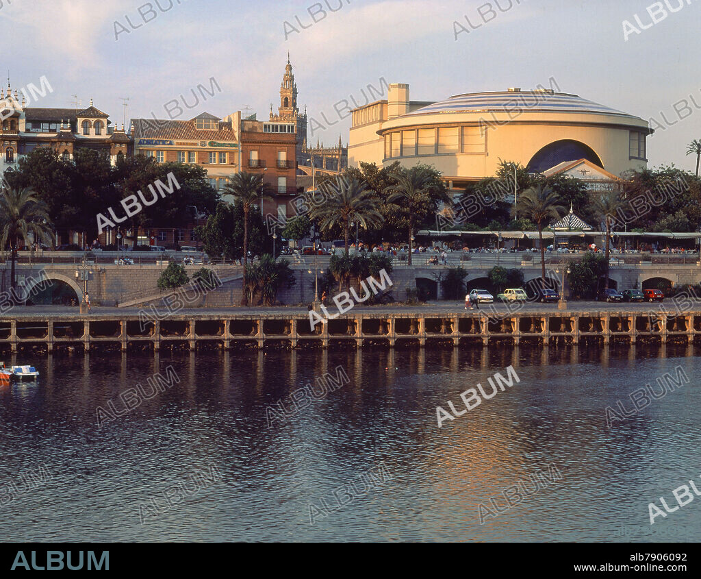 AURELIO DEL POZO 1942 Y L MARIN DE TERAN. TEATRO DE LA MAESTRANZA JUNTO AL EMBARCADERO DEL RIO GUADALQUIVIR.