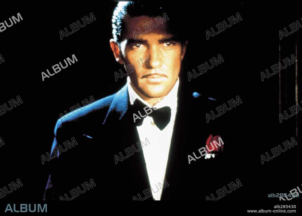 ANTONIO BANDERAS en FOUR ROOMS, 1995, dirigida por ALEXANDRE ROCKWELL, ALLISON ANDERS, QUENTIN TARANTINO y ROBERT RODRIGUEZ. Copyright MIRAMAX.
