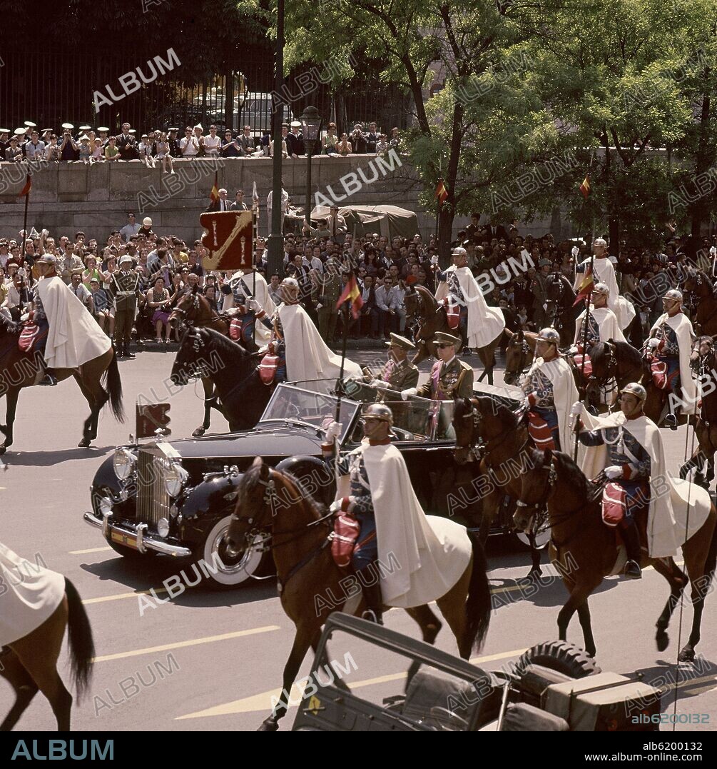 FRANCO EN SU COCHE CON ESCOLTA - 1968.