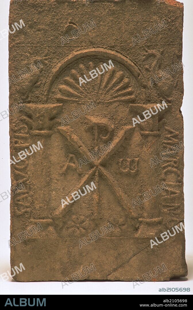 LADRILLO CON CRISMON. PALEOCRISTIANO S.IV. (DEPOSITO: MUSEO ARQUEOLOGICO NACIONAL).