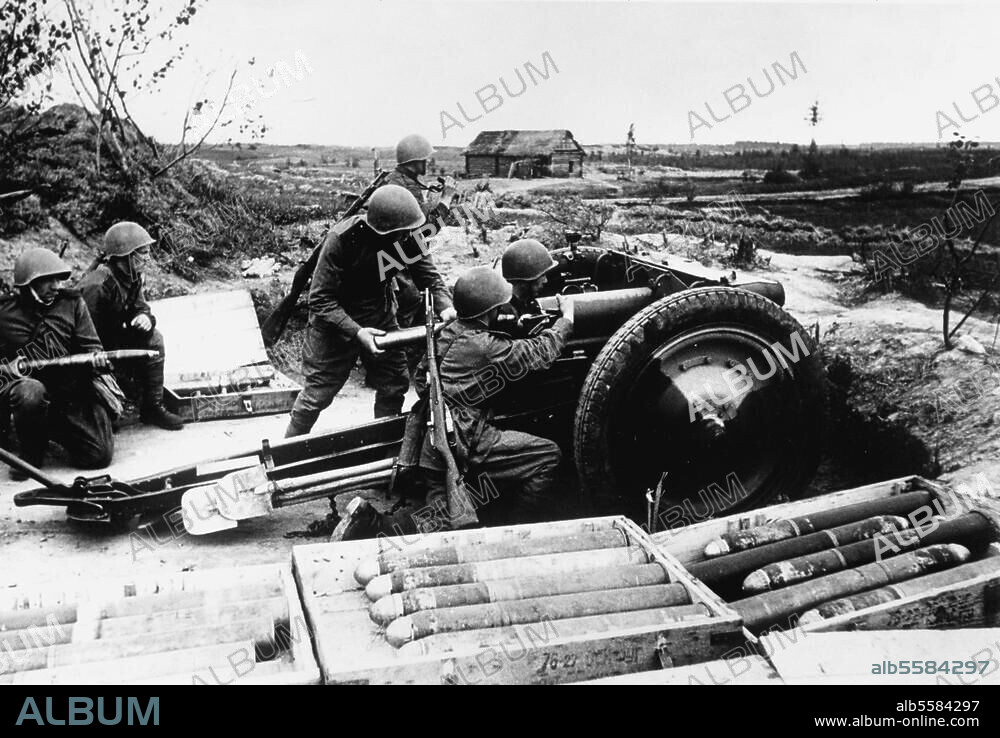 Geschichte:. 2. Weltkrieg / Sowjetunion 1941-45. Sowjetische Artilleriestellung bei Kalinin: Laden eines Geschützes. Foto, 1943.