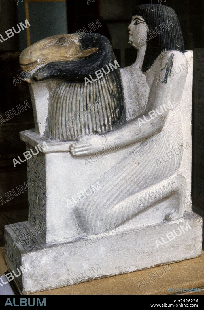 ARTE EGIPCIO. ESTATUA VOTIVA de Penmernab (Penshenabu) ofreciendo un altar coronado por la cabeza de un carnero. Caliza. Imperio Nuevo. Dinastía XIX (1292-1190 a. C.). Procedente de Deir el-Medina, Egipto. Museo Egipcio. Turín. Italia.