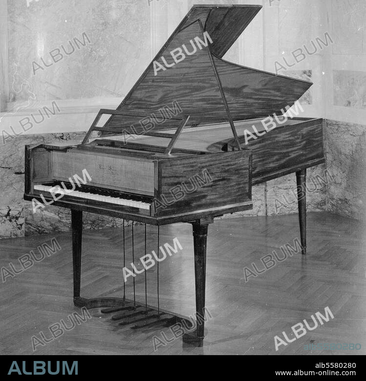 re: Beethoven, Ludwig van Composer, 1770-1827. Erard grand piano, which Beethoven received as a present from the Parisian piano manufact. Sebastian Erard in 1803. Vienna, Art History Museum, Collection of antique musical instruments.