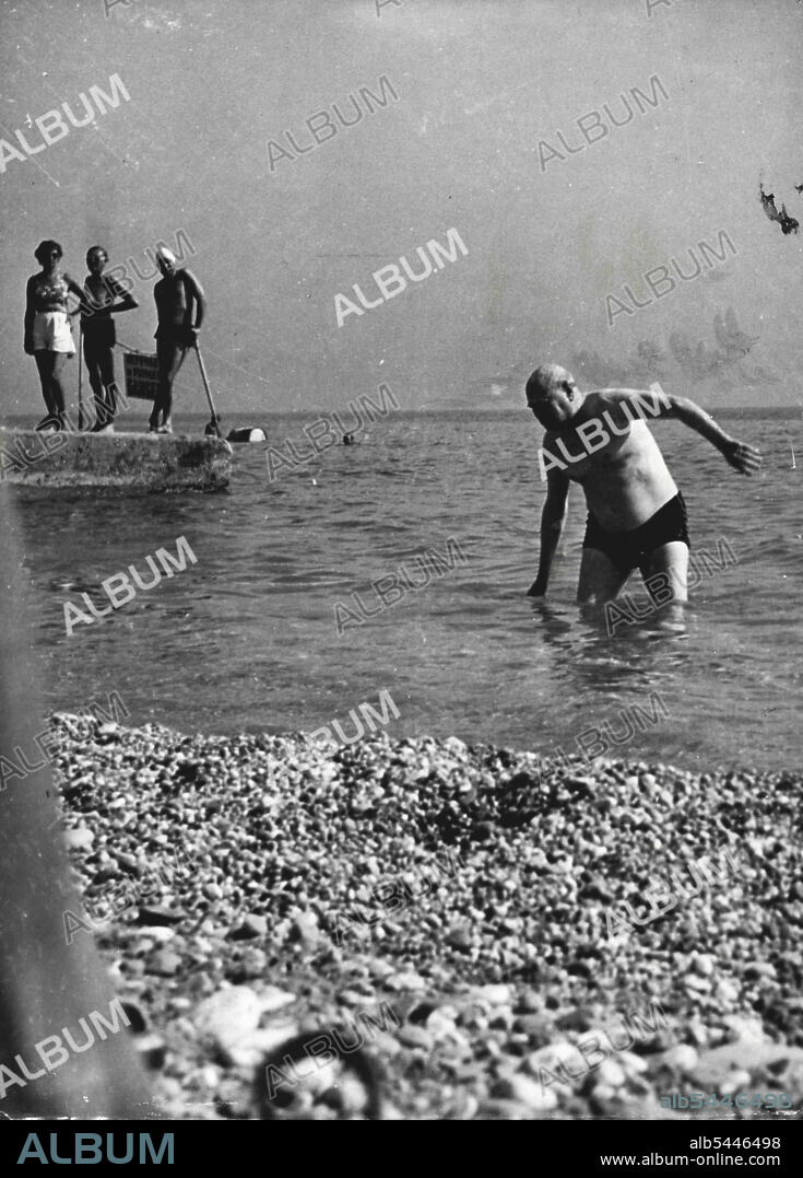 Sri Winston Churchill - Swimming. August 8, 1954. (Photo by The Associated Press Photo).