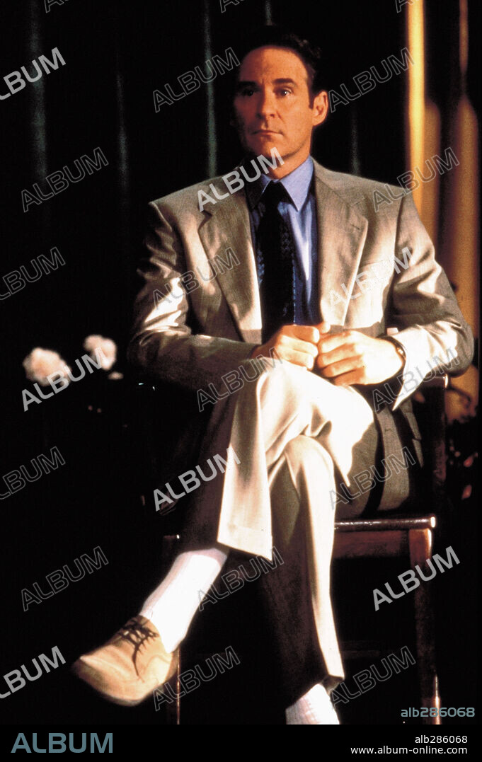 KEVIN KLINE in IN & OUT, 1997, directed by FRANK OZ. Copyright PARAMOUNT PICTURES.