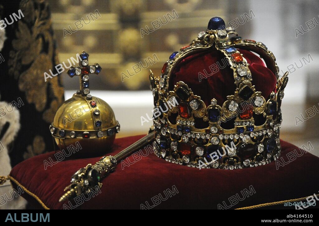 Corona, cetro y orbe, insignias utilizadas en la coronación de Augusto III de Polonia (1696-1763), el 17 de enero de 1734 en Cracovia. Plata y piedras preciosas. Realizados por Johann Heinrich Köhler en Dresde, 1733. Museo Nacional de Varsovia. Polonia.