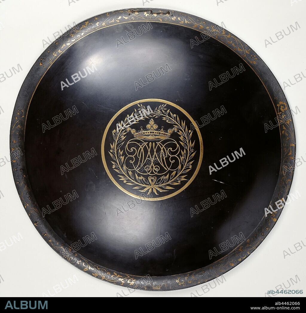 Lacquer shield, Round black lacquered shield with gilt decoration: flower vines along the outer edge and in the middle crowned initials in a circle in which two branches bent towards each other, tied at the bottom with a bow. Inscription: middle, I V L (?), Johannes van Leenen, Dutch East India Company Departure, anonymous, Japan, c. 1700, leather, lacquer (coating), gilding (material), gilding, d 56.6 cm × h 8.0 cm × t 0.4 cm.