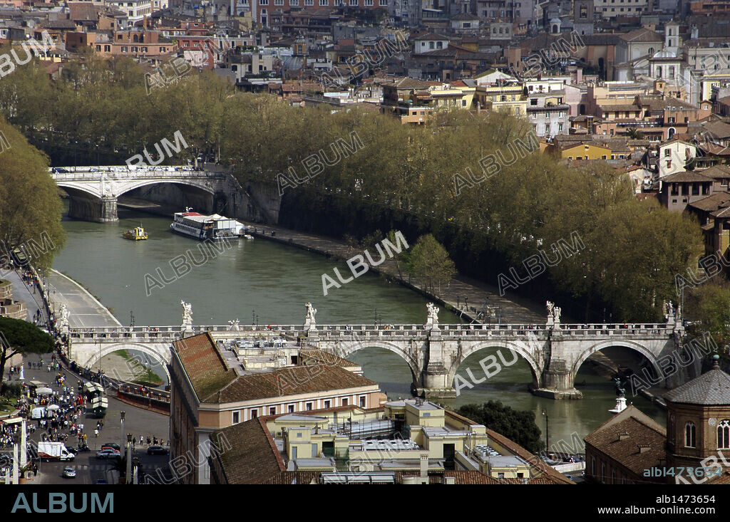 ITALIA. ROMA. Panorámica de la ciudad con el RIO TIBER desde el mirador de la cúpula de la Basílica de San Pedro del Vaticano.