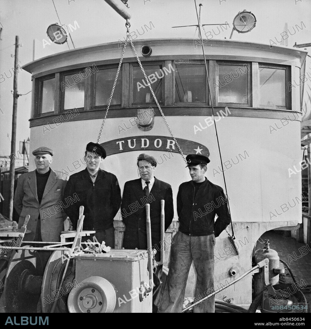 RÖNNÄNG 1957-07.. Rönnäng -Tjörn. V&T Slip och båtvarv - GG 575 Tudor från Bohus Björkö i samband med leveransen. Fr v Einar Larsson, sonen Walter Larsson, Rune Antonsson och Gotthard Bengtsson. *** Local Caption *** Tidningen Yrkesfiskaren - Foto: Kamerareportage / TT / Kod: 2524.