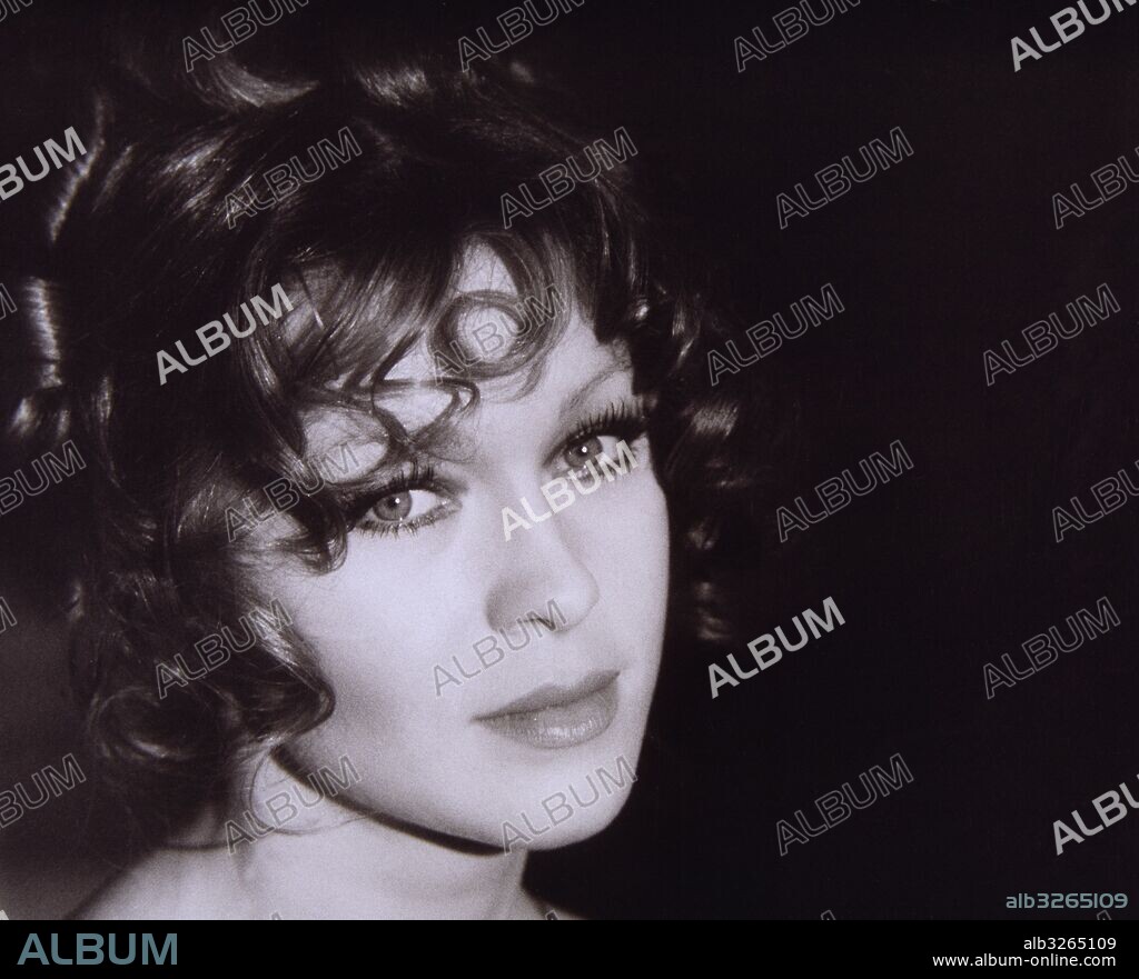 MARISOL. PEPA FLORES. CANTANTE Y ACTRIZ ESPAÑOLA -MALAGA 1948 -.