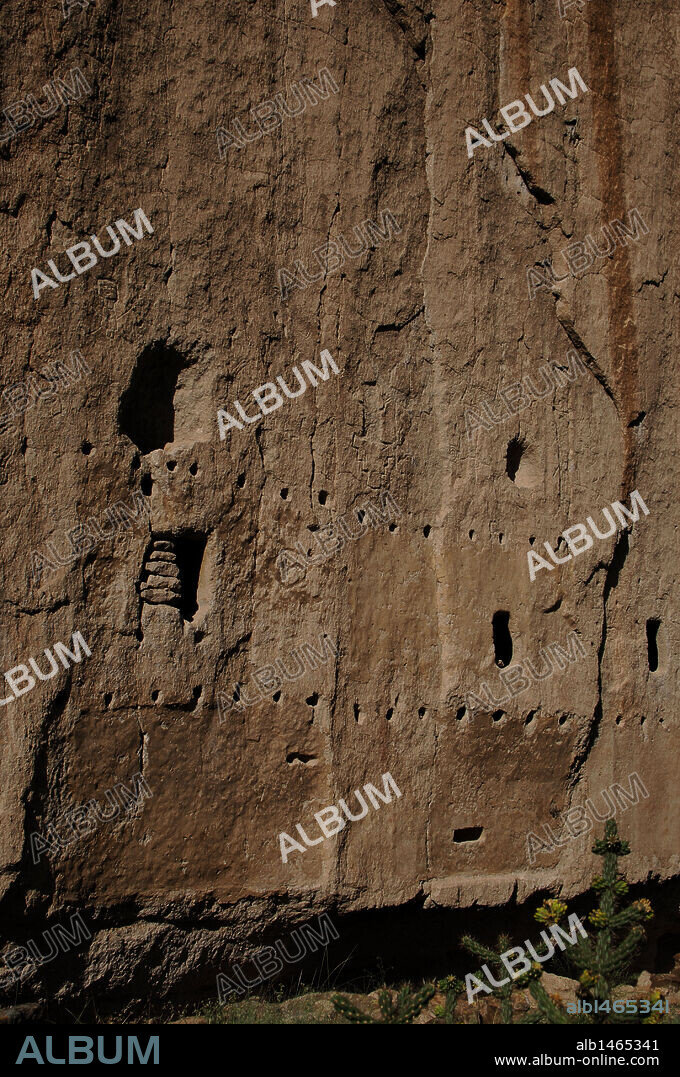 ESTADOS UNIDOS. MONUMENTO NACIONAL BANDELIER (BANDELIER NATIONAL MONUMENT). Vista de las antiguas VIVIENDAS de los INDIOS ANASAZI, ancestros de los Indios Pueblo, excavadas en la roca. Estado de Nuevo México.