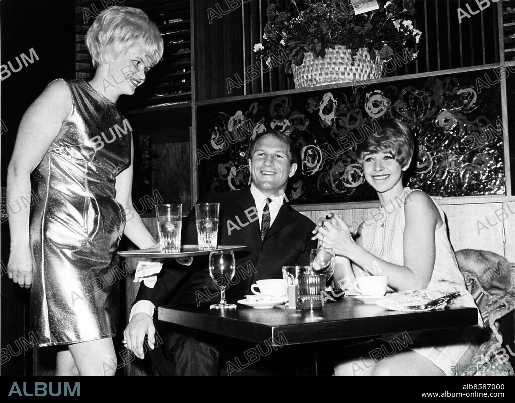 STOCKHOLM 1966-04-28. Nyförlovade Bo Högberg och Anita Lindblom på restaurang BZ. Till vänster servitris Silja Elvinsson.. Foto Bengt Kärrman / Skånereportage / SCANPIX Kod 36100.