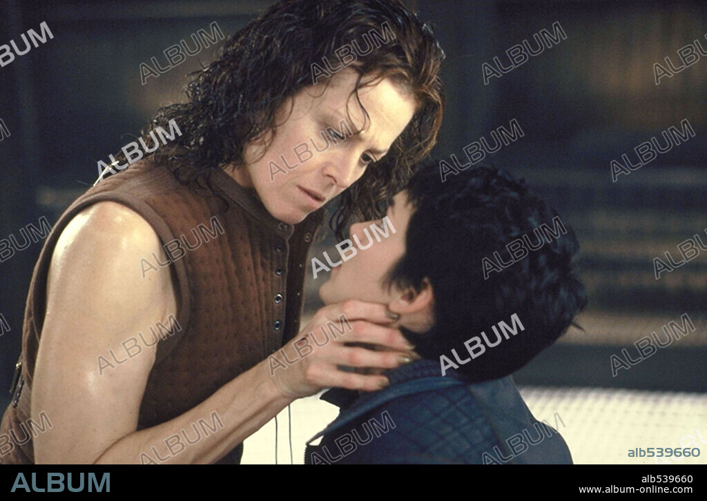 SIGOURNEY WEAVER und WINONA RYDER in ALIEN - DIE WIEDERGEBURT, 1997 (ALIEN: RESURRECTION), unter der Regie von JEAN-PIERRE JEUNET. Copyright 20TH CENTURY FOX.