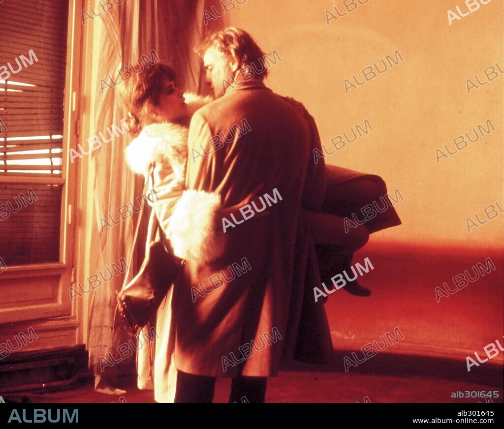 MARIA SCHNEIDER and MARLON BRANDO in LAST TANGO IN PARIS, 1972 (ULTIMO TANGO A PARIGI), directed by BERNARDO BERTOLUCCI. Copyright UNITED ARTISTS.