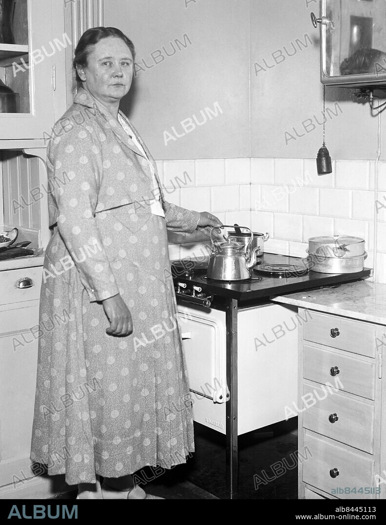 ARKIV 1932 . Maja Månsson, gift med författaren Fabian Månsson, kokar kaffe i hemmet. Foto: TT Historical / kod 1900.