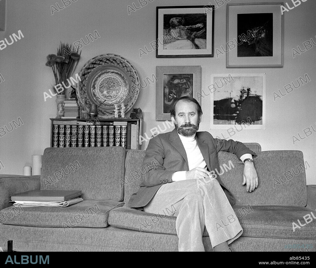 El escritor y poeta español José Manuel Caballero Bonald, fotografiado en su residencia de Madrid en 1970.