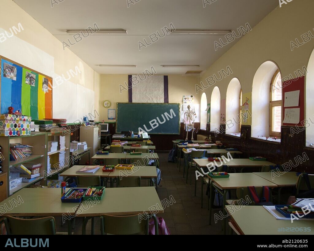 INTERIOR ESCUELAS VIEJAS: AULAS Y ESCALERAS.