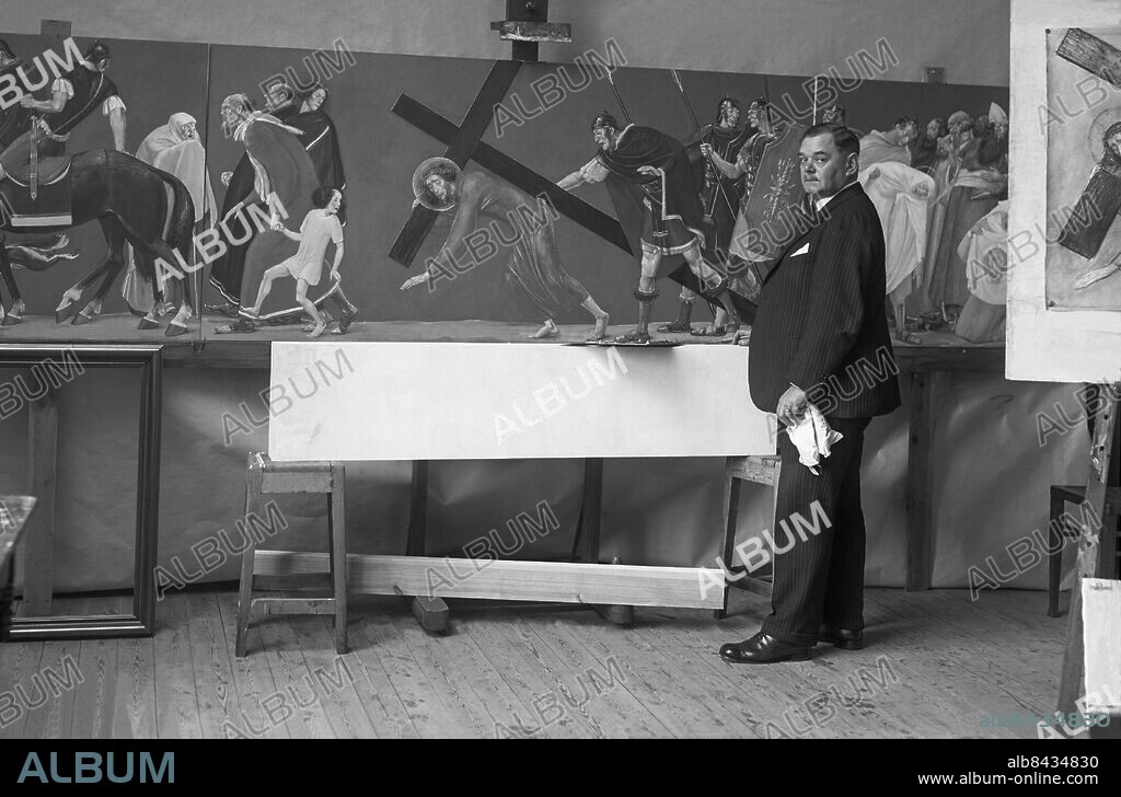 STOCKHOLM 1932. professor och konstnär Olle Hjortzberg i sin atelje med målning av religiösa motiv-. Foto: TT Historical / Kod: 1902.