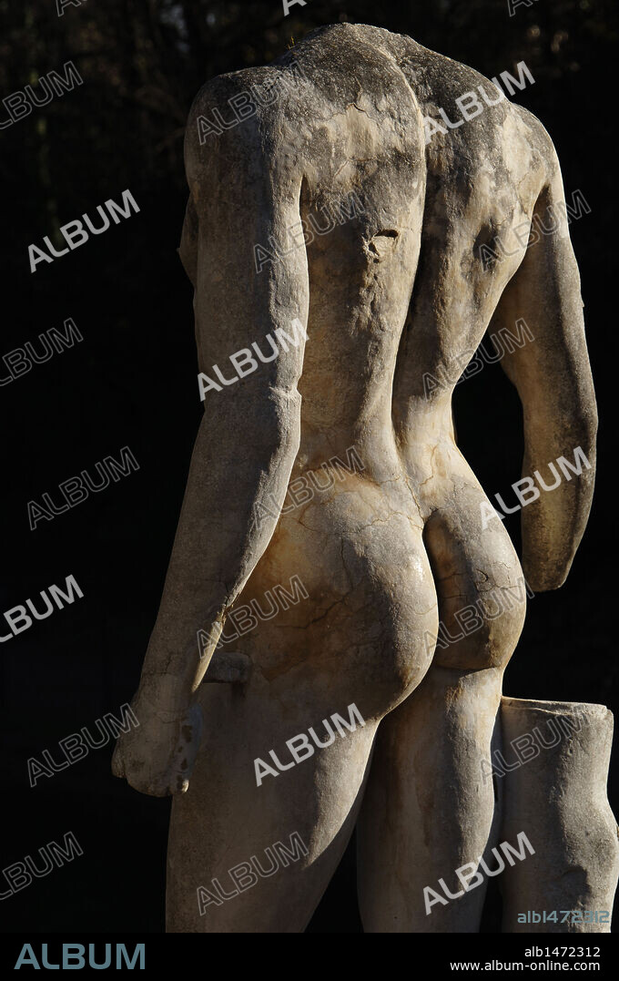 ARTE ROMANO. ITALIA. VILLA ADRIANA. Villa imperial construída en el siglo II por orden del emperador Adriano (76-138). Vista de una ESTATUA del CANOPO. Cercanías de Tívoli.