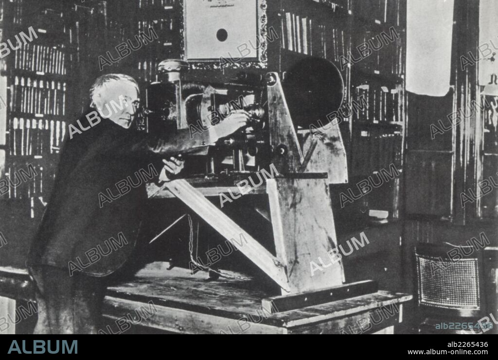 Thomas Alva Edison (1847-1931) en su laboratorio. Inventor del fonógrafo y hombre de negocios de los Estados Unidos.