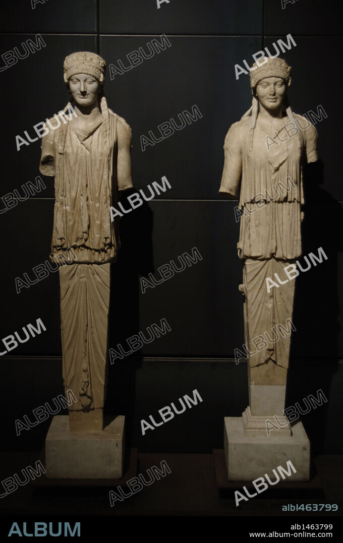 ARTE ROMANO. ITALIA. HERMA DE CARIATIDE. Mármol pentélico. Estilo arcaico. Fechado en la edad Augustea. Hallado en el Horti Maecenatiani, cerca del Auditorium (1875). Museos Capitolinos. Roma.