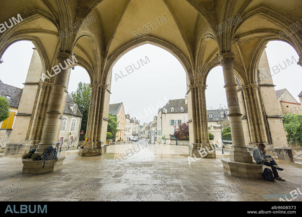 peregrinos, iglesia de San Nicolás (templo católico de origen romanico, siglo II, y transformado en los siglos XIV y XV. ,listado como monumento histórico de Francia, Beaune ,Borgoña, Francia.