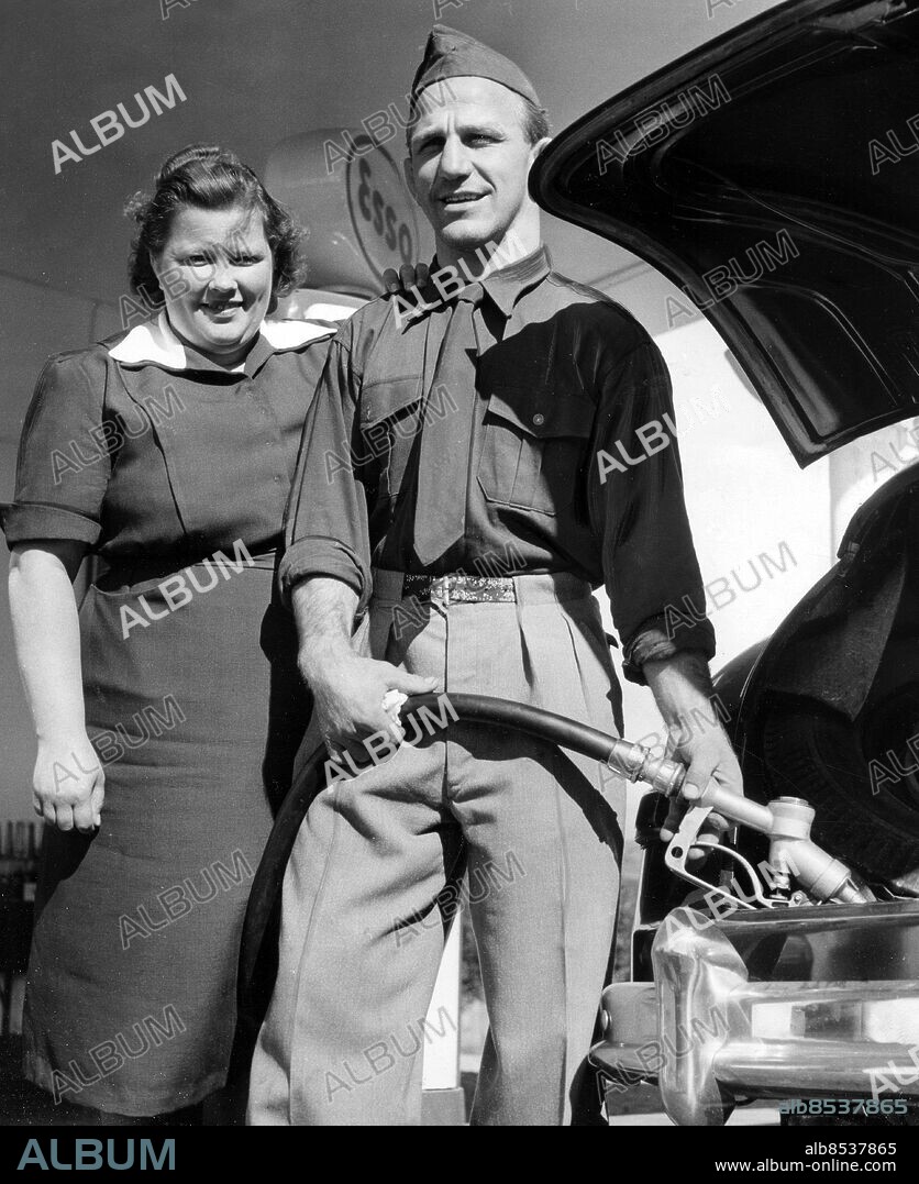 ARKIV 1952-08-24. Maj och Olle Anderberg tankar en bil på deras Esso bensinstation i Eskilstuna 24:e augusti 1952.. Foto: Carl Erik Sundström / DN / SCANPIX / Kod: 59. **SvD OUT**.