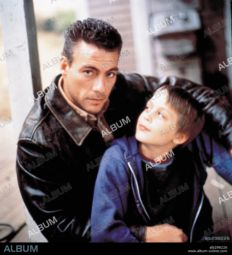 JEAN-CLAUDE VAN DAMME y KIERAN CULKIN en SIN ESCAPE, GANAR O MORIR, 1993 (NOWHERE TO RUN), dirigida por ROBERT HARMON. Copyright COLUMBIA PICTURES.