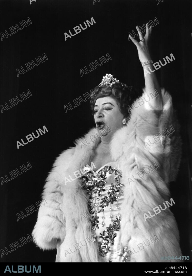 STOCKHOLM 1957.. Orig. bildtext... KAR DE MUMMA-REVY 1957 Hjördis Petterson Anm. Publ i RiR 24/57, 35/60 persons: HJÖRDIS PETTERSON sites: STOCKHOLM;SVERIGE.