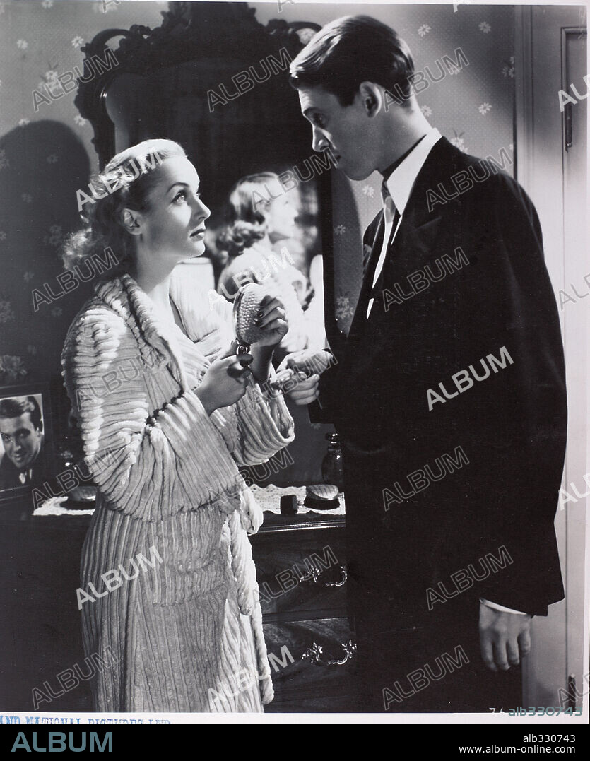 CAROLE LOMBARD y JAMES STEWART en EL LAZO SAGRADO, 1939 (MADE FOR EACH OTHER), dirigida por JOHN CROMWELL. Copyright UNITED ARTISTS.