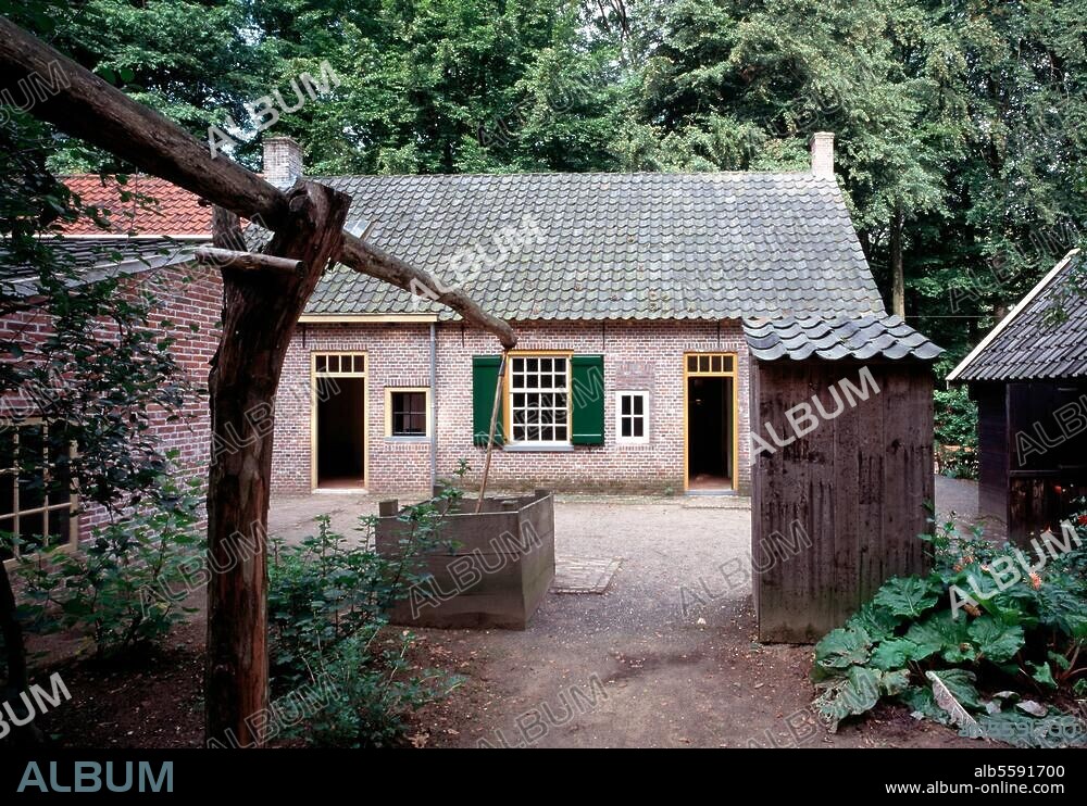 Arnhem, Openluchtmuseum / Arbeiterhaus aus Tilburg von 1860, Hofseite mit Brunnen und Abort © Florian Monheim Format / Filmsize: 6 × 9 cm.