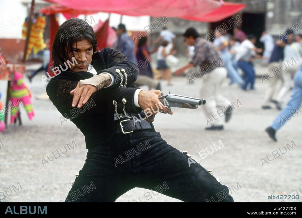 ANTONIO BANDERAS in ONCE UPON A TIME IN MEXICO, 2003, directed by ROBERT RODRIGUEZ. Copyright COLUMBIA/LOS HOOLIGANS/MIRAMAX.
