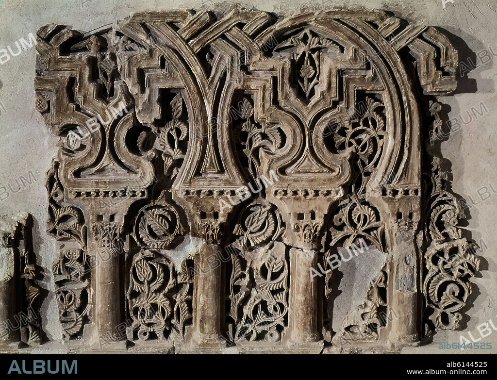 FRAGMENTOS DECORATIVOS DE LA ALJAFERIA DE ZARAGOZA - YESERIAS -REINOS DE TAIFAS - SIGLO XI - RODEABAN LA PARTE ALTA DEL SALON DE LOS MARMOLES.