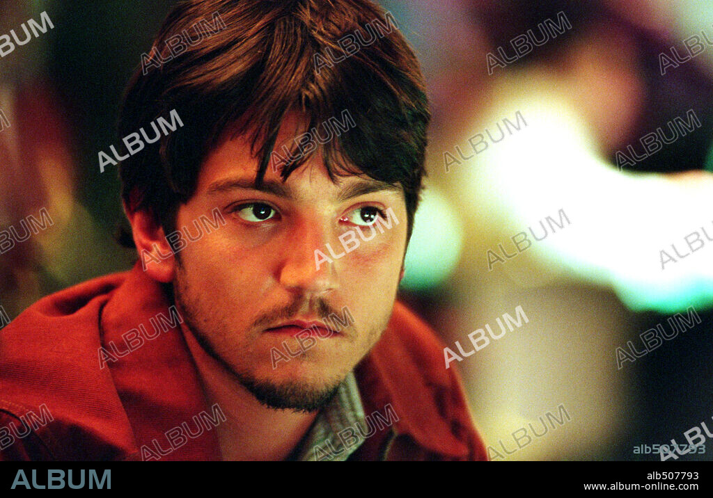 DIEGO LUNA en CRIMINAL, 2004, dirigida por GREGORY JACOBS. Copyright WARNER INDEPENDENT PICTURES / HANOVER, SUZANNE.