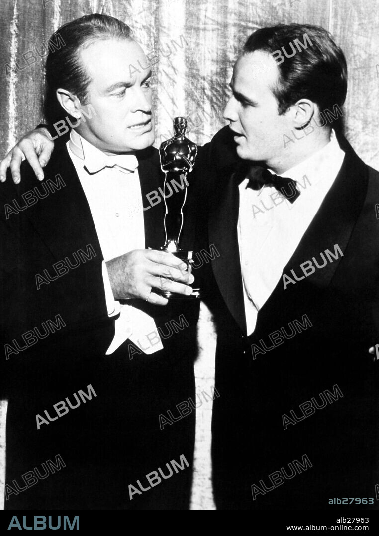 BOB HOPE y MARLON BRANDO en HISTORIA DEL CINE: OSCARS (FILM HISTORY: OSCARS). El actor norteamericano Marlon Brando con el artista Bob Hope en la ceremonia de entrega de los Oscars. XX dC