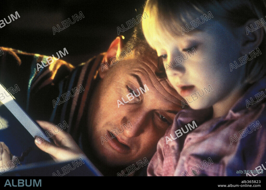 DAKOTA FANNING and SEAN PENN in I AM SAM, 2001. Copyright NEW LINE CINEMA / SEBASTIAN, LOREY.