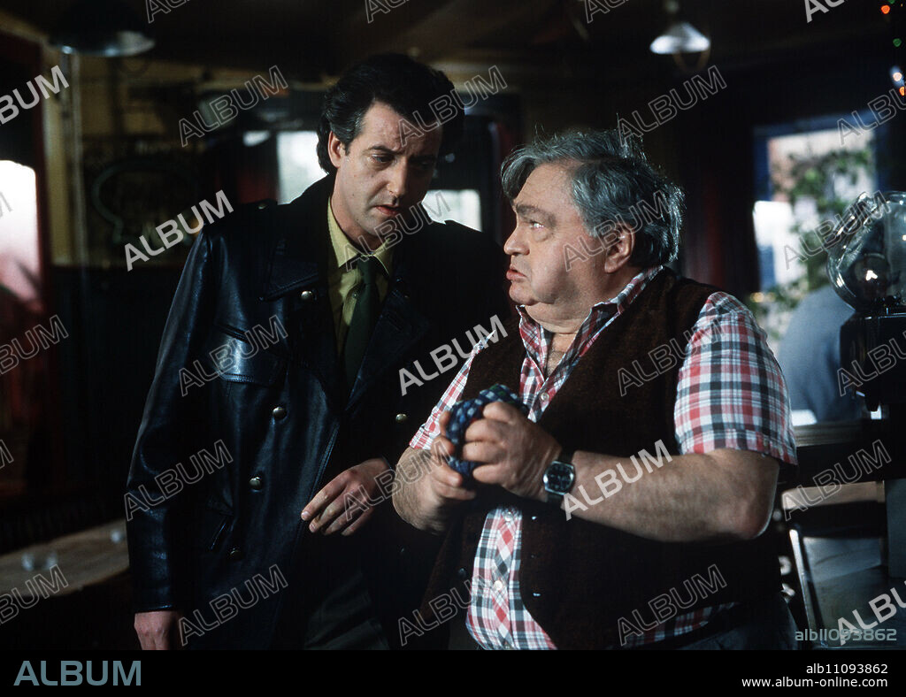GROßSTADTREVIER / Episode: Protection Money / Neidhard Köhler (KAY SABBAN) persuades the Greek innkeeper (MIRCEA KRISHAN) to report the protection money extortionists ... / Headline: GROßSTADTREVIER / D 1994.