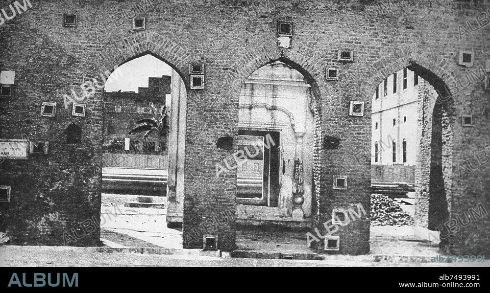 Britisch-Indien / Unabhängigkeitsbewegungen. Massaker von Jallianwalla-Bagh oder Massaker von Amritsar (Massaker an friedlichen Demonstranten für die Unabhängigkeit Indiens durch britische Soldaten und Gurkhas, unter dem Befehl von Brigadier General Reginald Dyer am 13.04.1919 in Amritsar, Punjab). Spuren der Einschüsse an den Wänden eines Gebäudes im Jallianwalla-Bagh-Garten in Amritsar. Foto nach 1919.